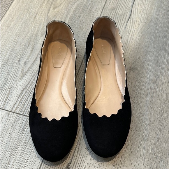 Chic Black Scalloped Flats - Picture 1 of 14